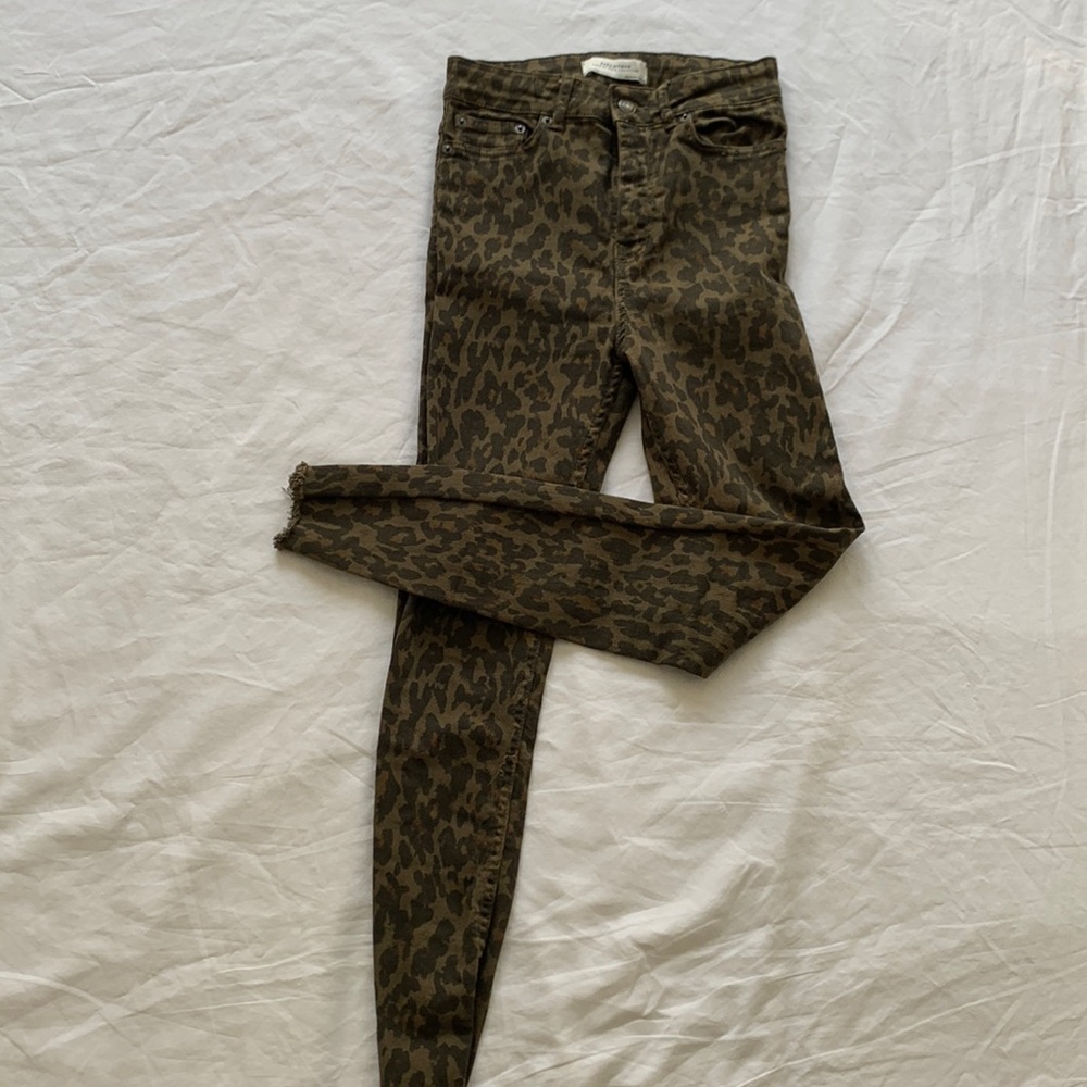 Green leopard skinny jeans